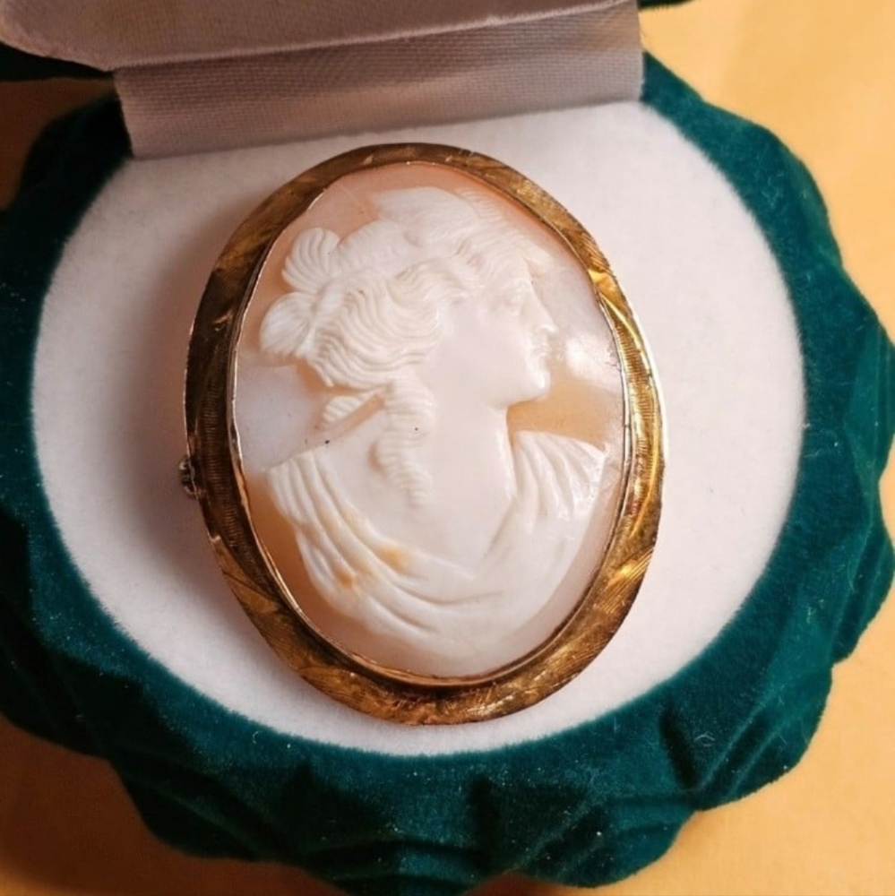 10k gold cameo vintage. Stamped 10k. Weighs about 6.6 grams. Box not included. S
